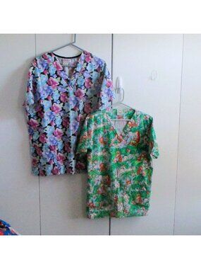 Floral & Animal Print V-Neck Scrub Tops Short Sleeve Lightweight Unisex Size M S
